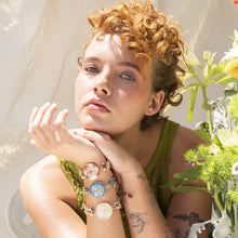 Cargar imagen en el visor de la galería, Pulsera resina tejido cuero