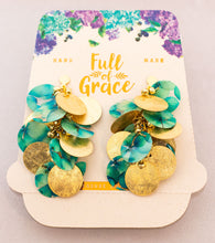 Cargar imagen en el visor de la galería, Aretes con flores naturales. Producto 100% hecho a mano. Una joya de la flora colombiana.