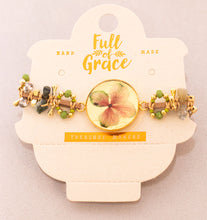 Cargar imagen en el visor de la galería, Pulseras con flores naturales. Producto 100% hecho a mano. Una joya de la flora colombiana.