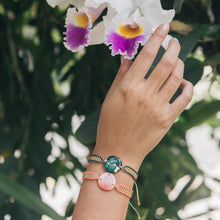 Cargar imagen en el visor de la galería, Pulsera resina tejida mostacillas pequeña
