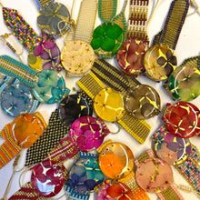 Cargar imagen en el visor de la galería, Pulsera resina tejida mostacillas grande

