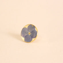 Load image into Gallery viewer, Anillos con flores naturales. Producto 100% hecho a mano. Una joya de la flora colombiana.
