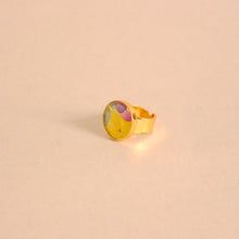 Load image into Gallery viewer, Anillos con flores naturales. Producto 100% hecho a mano. Una joya de la flora colombiana.
