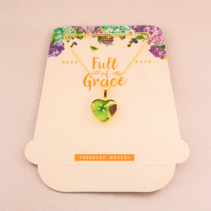 Accesorio elaborado con flores naturales del Oriente Antioqueño. Un producto 100% hecho a mano con el valor de una pieza artesanal colombiana. 