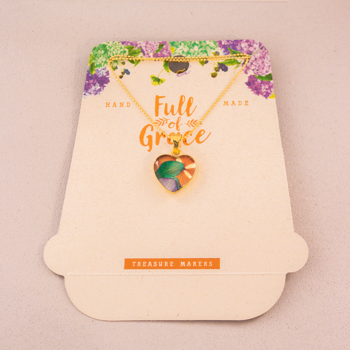 Accesorio elaborado con flores naturales del Oriente Antioqueño. Un producto 100% hecho a mano con el valor de una pieza artesanal colombiana. 