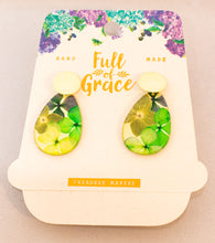 Cargar imagen en el visor de la galería, Aretes con flores naturales. Producto 100% hecho a mano. Una joya de la flora colombiana.
