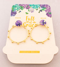 Load image into Gallery viewer, Aretes con flores naturales. Producto 100% hecho a mano. Una joya de la flora colombiana.
