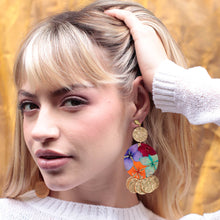 Cargar imagen en el visor de la galería, Aretes con flores naturales. Producto 100% hecho a mano. Una joya de la flora colombiana.
