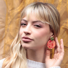 Cargar imagen en el visor de la galería, Aretes con flores naturales. Producto 100% hecho a mano. Una joya de la flora colombiana.
