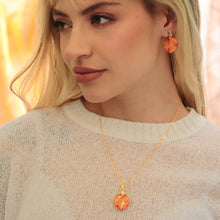 Load image into Gallery viewer, Collares con flores naturales. Producto 100% hecho a mano. Una joya de la flora colombiana.
