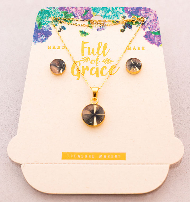 Collar elaborado con flores naturales