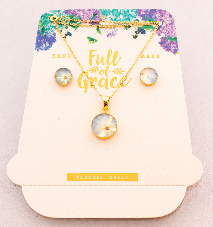 Collar elaborado con flores naturales