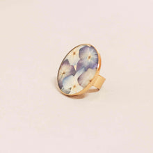 Load image into Gallery viewer, Anillos con flores naturales. Producto 100% hecho a mano. Una joya de la flora colombiana.
