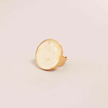 Load image into Gallery viewer, Anillos con flores naturales. Producto 100% hecho a mano. Una joya de la flora colombiana.
