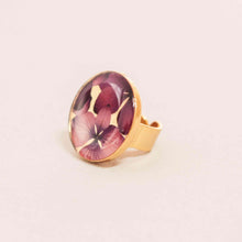 Load image into Gallery viewer, Anillos con flores naturales. Producto 100% hecho a mano. Una joya de la flora colombiana.
