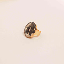 Load image into Gallery viewer, Anillos con flores naturales. Producto 100% hecho a mano. Una joya de la flora colombiana.
