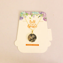 Cargar imagen en el visor de la galería, Collar circular con caja - Mediano
